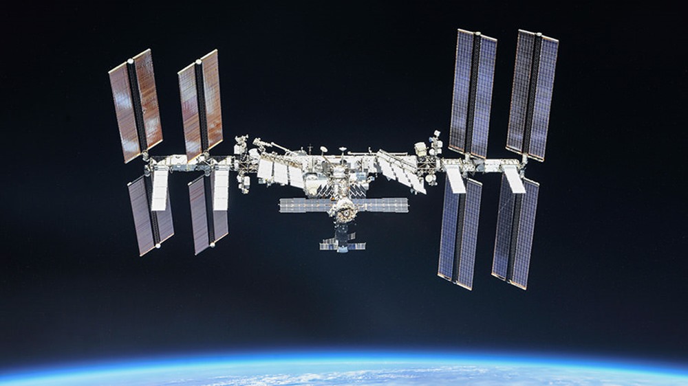 La Station Spatiale Internationale une nouvelle fois obligée de se déplacer pour éviter l’un des nombreux débris qui jonchent notre orbite