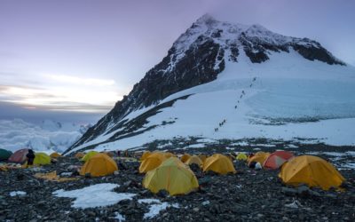 « La plus haute décharge du monde » : présence de microplastiques sur le mont Everest