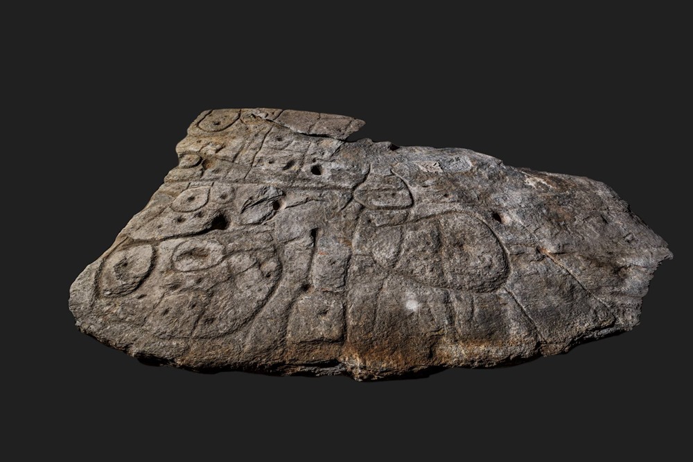 La plus ancienne carte d’Europe gravée dans une dalle de pierre redécouverte en France