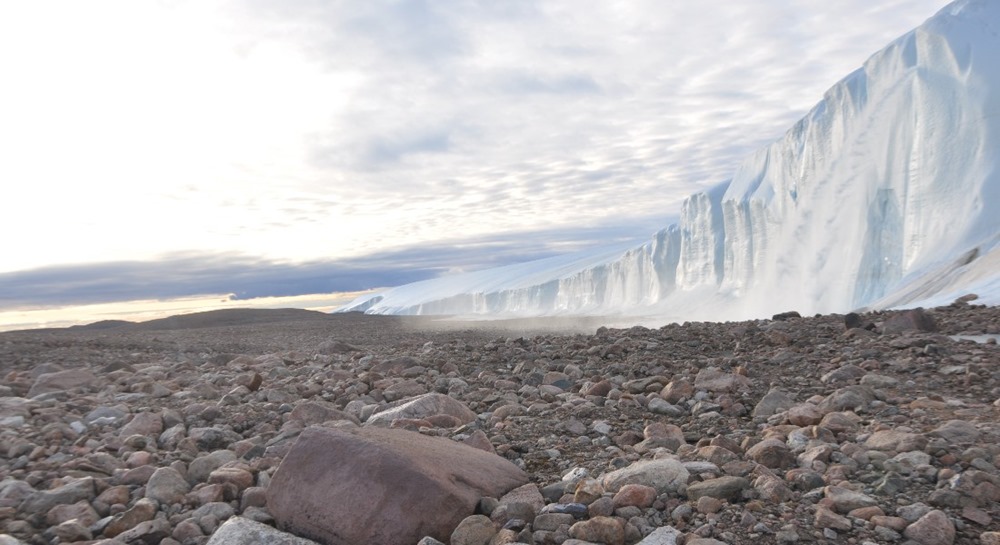 Quelques millions d’années après l’extinction des dinosaures, un gigantesque cratère d’impact s’est formé au Groenland