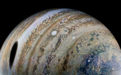 La sonde Juno a photographié la lune Ganymède projetant son ombre sur Jupiter