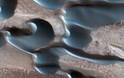 De magnifiques barkhanes sculptées par le vent à la surface de Mars