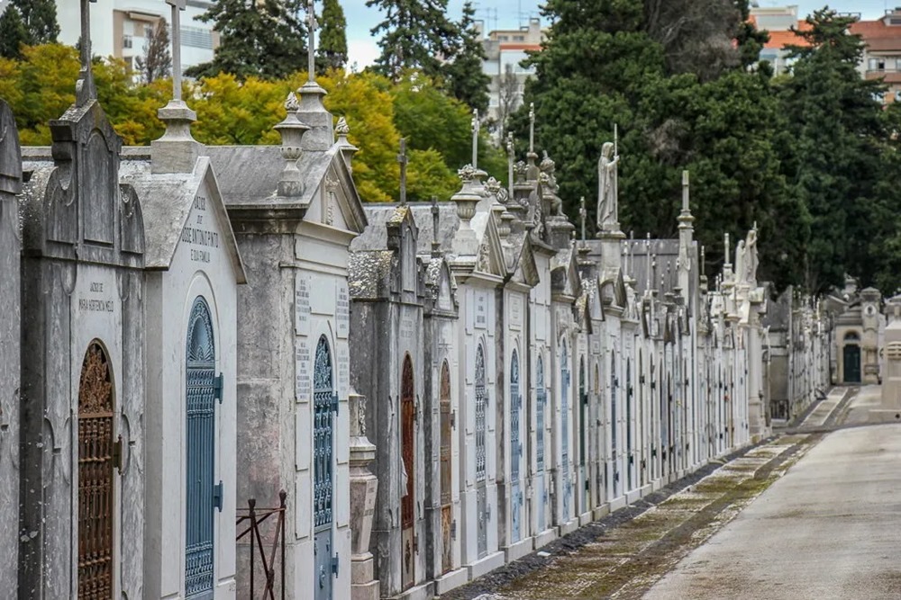Dans les cimetières portugais, les corps ont tendance à se momifier et cela pose des problèmes de place