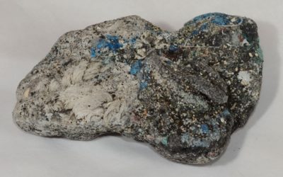 Des scientifiques alarmés par la découverte sur une île isolée de rochers composés de déchets plastiques