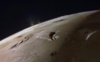 De nouvelles images de la lune de Jupiter, Io et ses volcans en éruptions